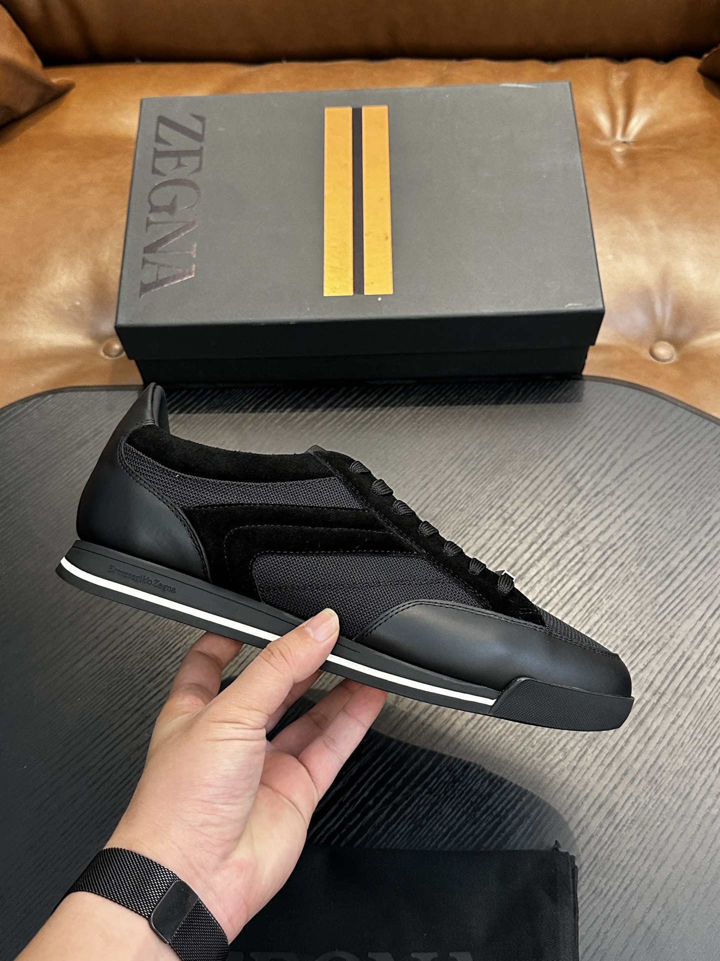 NO:665239,ZEGNA men's shoes men's sports shoes!  Luxurious casual shoes, the latest catwalk models are synchronized with the official website!  PRODUCT INFORMATIONMONTE (MN·TE) means 'mountain' in Italian. It is inspired by the tree-lined trails in the Zegna oasis. The TRIPLE STITCHT Monte luxury casual shoes are aimed at hiking and are a good companion for travel at any time of the year. The shoes adopt a versatile low-top style, embellished with triple-cross details inspired by the hand-stitching of Zegna jackets, and are equipped with innovations that can provide greater friction during outdoor activities!  Ermenegildo Zegna's famous tailoring series hand-made triple stitching design, diamond-shaped punching on the upper, better breathability, strong grip, ensuring safety. The fabric is made of high-quality Lapa cowhide, with fashionable splicing. The combination of lightweight foam and Vibrate special rubber sole is light on the foot without being bulky. The outsole is equipped with anti-slip sheets, which are cold-resistant, non-slip and have strong grip!  Suitable for daily wear, sports, hiking and outdoor use!  Leather shoe size: 39/40/41/42/43/44/45 (46.47 can be customized) original box packaging + dust bag,,zegna,sneakers,jackets & coats,cowhide19860909ZEGNA杰尼亚男鞋男士运动鞋！奢华休闲鞋 最新走秀款官网同步！ PRODUCT INFORMATIONMONTE (MN·TE)在意大利语中意为“高山”.其灵感源自杰尼亚绿洲中的林荫小径.TRIPLE STITCHT Monte奢华休闲鞋以徒步旅行为目标,是全年之内任何时节外出旅行时的良伴.鞋履采用百搭的低帮款式,点缀灵感源自杰尼亚夹克手工缝线的三交叉细节,同时配备能够在户外活动时提供更大摩擦力的创新！ 杰尼亚著名精裁系列手工三重缝线设计,鞋面菱形冲孔,透气性能更佳良好,强大的抓地力,确保安全性.面料采用优质拉帕牛皮,拼接时尚潮流.轻质发泡和Vibrate专用橡胶底组合,上脚轻便不显笨重,大底底掌加用防滑片,耐寒、防滑,抓地性强！适用于日常穿搭、运动徒步户外！ 皮鞋码数:39/40/41/42/43/44/45（46.47可以订做）原盒包装+防尘袋,,zegna,sneakers,jackets & coats,cowhide,Men's shoes