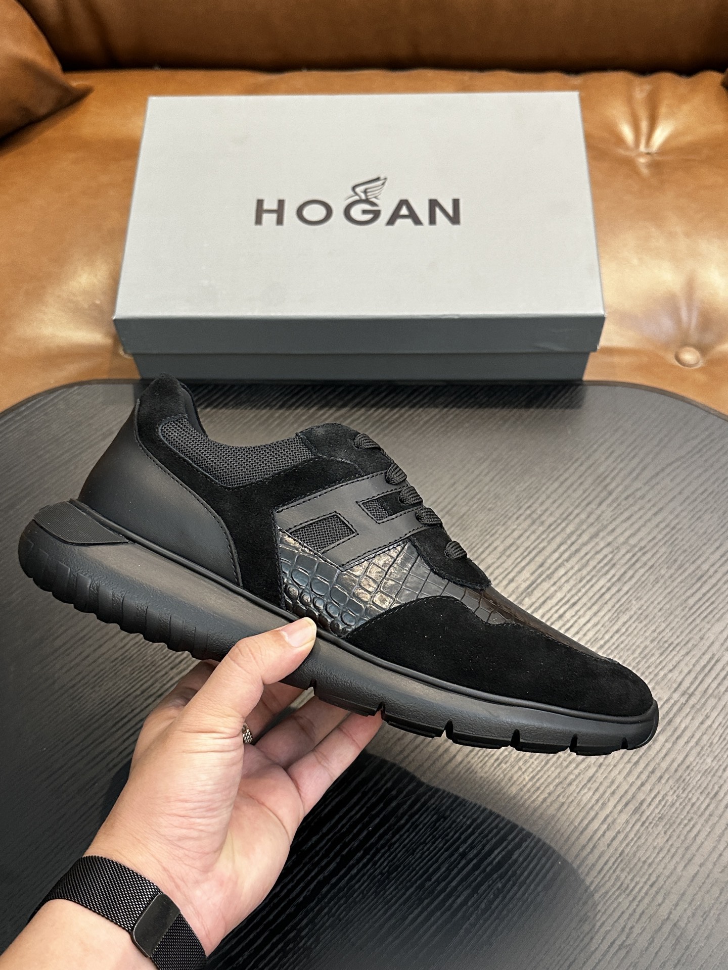 NO:665231,HOGAN H526 series sports Hi logo sneakers interpret the sports trend with new design. The upper is soft and wraps the feet. Smooth lines incorporate sports elements, with light oblique H letters on the sides. The staggered stripe design of lp and Tpu lightweight soles is more light and sporty. The material is imported calfskin. The lining is full cowhide. IP foam outsole. Light and comfortable. Size: 39 40 41 42 43 44 standard leather shoe size  1B12246,,hogan,loro piana,cowhide19860909HOGAN霍根H526系列运动Hi logo板鞋 以设计新意演绎运动风潮 鞋面柔软包裹双脚 流畅线条融入运动元素,侧边饰轻斜H字母,lp加Tpu轻质鞋底交错条纹设计更显轻盈运动活力 面料进口小牛皮 内里垫脚全牛皮 IP发泡大底 轻便舒适 码数 39 40 41 42 43 44标准皮鞋尺码 1B12246,,hogan,loro piana,cowhide,Men's shoes