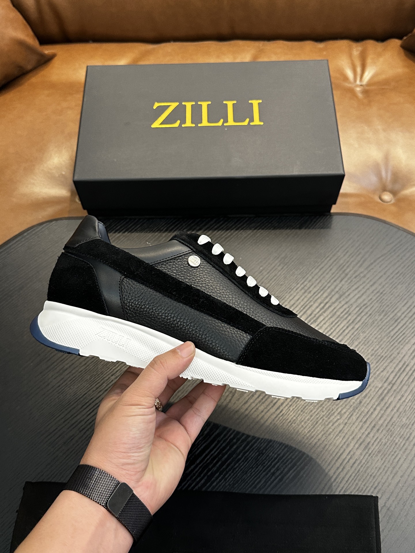 NO:665217,Zilli Italian men's handmade calfskin shoes are now available!  Each pair of shoes from this Italian handmade shoe brand has a simple and classic design, which is very comfortable and versatile!  It is not accurate to describe the Italian shoe brand Zilli as 'nouveau riche'. Although it is very young, its appearance and temperament are quite sophisticated, and it can even be said that it is well versed in the ways of the world. The upper material of this shoe is made of imported grained calfskin, and you can see very clear pores when you push it up from the back of the leather!  The inside is made of calf and will not slip or fade!  The outsole is made of rubber, which is light and comfortable on the foot!  The brand's special molded footbed has a layer of high-elastic foam in the middle of the insole that makes it easy to put on your feet. Exclusive private mold control, long-term availability!  Original box packaging, with shoe storage bag!  39 40 41 42 43 44,,cowhide19860909Zilli意大利男士手工小牛皮鞋出货！这个意大利纯手工鞋履品牌的每一双鞋设计简洁经典,上脚非常舒适百搭！ 用“新贵”来形容意大利鞋履品牌zilli,并不准确,尽管它很年轻,但呈现出的相貌和气质却相当老练,甚至可以说深谙世故之道. 此款鞋面面料采用进囗粒面摔纹小牛皮,从皮料反面顶起来会看到很清晰的毛孔！内里进囗小牛里,不打滑,不掉色！大底采用橡胶大底,上脚轻便舒适！品牌专用开模脚床,鞋垫中间有一层高弹泡棉上脚轻快.独家私模可控,长期有货！原盒包装,配鞋履收纳袋！39 40 41 42 43 44,,cowhide,Men's shoes