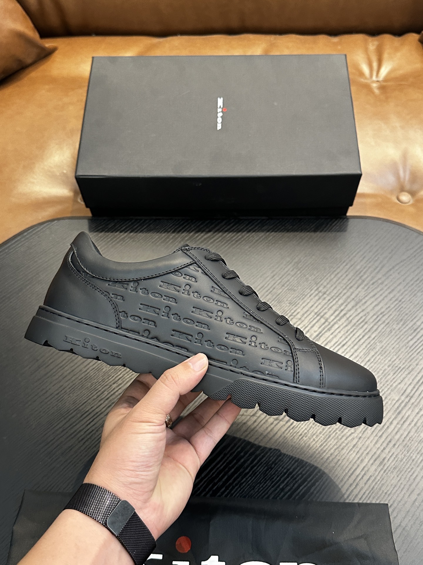 NO:665212,Kiton high-end luxury product, men's calfskin fabric sports shoes, the upper is made of calfskin, made with one-piece molding process, comfortable and breathable, the tongue has Kiton micro-marking, and the original outsole is 1:1, providing a comfortable foot feel!  Size39-44 (38 45 46 47 customized),,sneakers,cowhide19860909Kiton高端奢品,男士小牛皮面料运动鞋,鞋面由小牛皮制成,一体成型工艺制作,舒适透气,鞋舌Kiton微标,原版大底1:1,提供舒适脚感！ Size39-44（38 45 46 47定做）,,sneakers,cowhide,Men's shoes