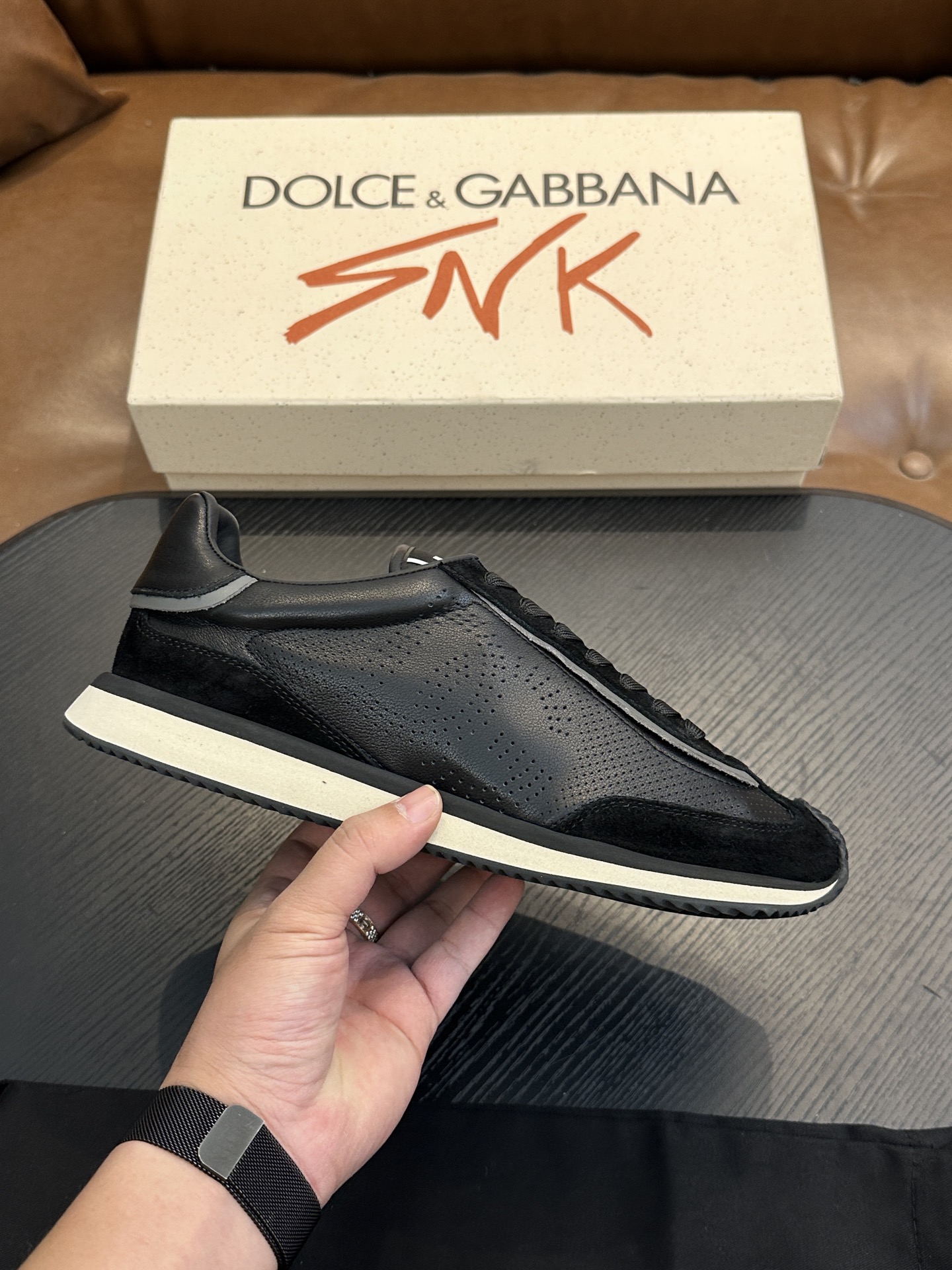 NO:690337,Dolce&Gabbana DG Cushion calfskin skate shoes｜Embellished with DG logo｜Lightweight, grippy two-tone TPU outsole adopts innovative design to provide excellent performance｜Jacquard label adds timeless style｜Original imported cowhide｜Multiple material splicing design｜Imported cowhide lining Cowhide foot pads｜Original TPU two-color elastic outsole  Size39-44 (customized at 38.45.46),,Dolce&Gabbana,cowhide19860909Dolce&Gabbana DG Cushion 小牛皮滑板鞋｜点缀 DG 徽标｜轻便、抓地力强的TPU双色外底采用创新设计 提供卓越性能｜提花标签则增添隽永型格｜原版进口牛皮｜多种材质拼接设计｜进口牛皮内里 牛皮垫脚｜原版TPU双色弹力大底 Size39-44（38.45.46定做）,,Dolce&Gabbana,cowhide,Men's shoes