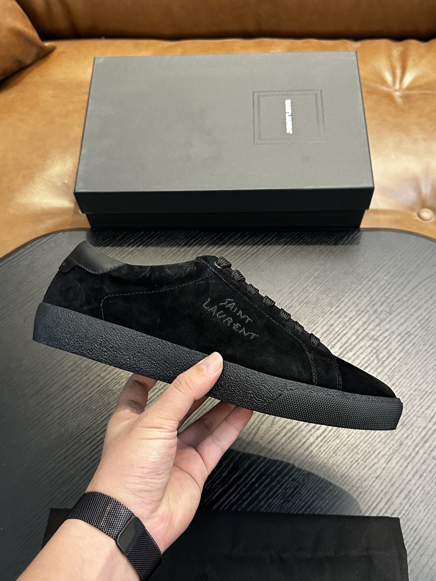 NO:711707,SAINT LAURENT low-top lace-up sneakers S/L61 official website new brand flagship store, Italian original grain cowhide + front panel decorated with perforated leather, pull tab decorated with golden SAINT LAURENT logo, side decorated with SL 61 logo, embossed Saint Laurent logo on the back, Tw soft terry cloth lining, further enhancing the softness, breathability and wrapping of the shoe, no midsole lasting method, plus memory footbed insole!  The foot feels more comfortable and lighter, the environmentally friendly anti-slip rubber two-color outsole, and the genuine lines around the outsole further enhance the comfort and firmness of the entire pair of shoes, and the details speak for themselves perfectly!  Size: 39/40/41/42/43/44 /45 original box packaging + dust bag, saint laurent, saint laurent, sneakers, cowhide19860909SAINT LAURENT圣罗兰低帮系带运动鞋 S/L61官网新款 品牌旗舰店同步、意大利原胚粒面牛皮+正面饰片点缀多孔皮革、拉环饰以金色SAINT LAURENT标志,侧面饰以SL 61标志 后帮压印圣罗兰标志 内里Tw柔软毛巾布、更加增强鞋子的柔软性、透气性及包裹性、无中底套楦做法、加记忆脚床鞋垫！脚感更加无比舒适轻便 、环保防滑橡胶双色大底、大底周圈车真线 更加增强了整双鞋子的舒适度 牢固度 完美用细节说话 ！ 尺码:39/40/41/42/43/44 /45原盒包装+防尘袋,,saint laurent,saint laurent,sneakers,cowhide,Men's shoes