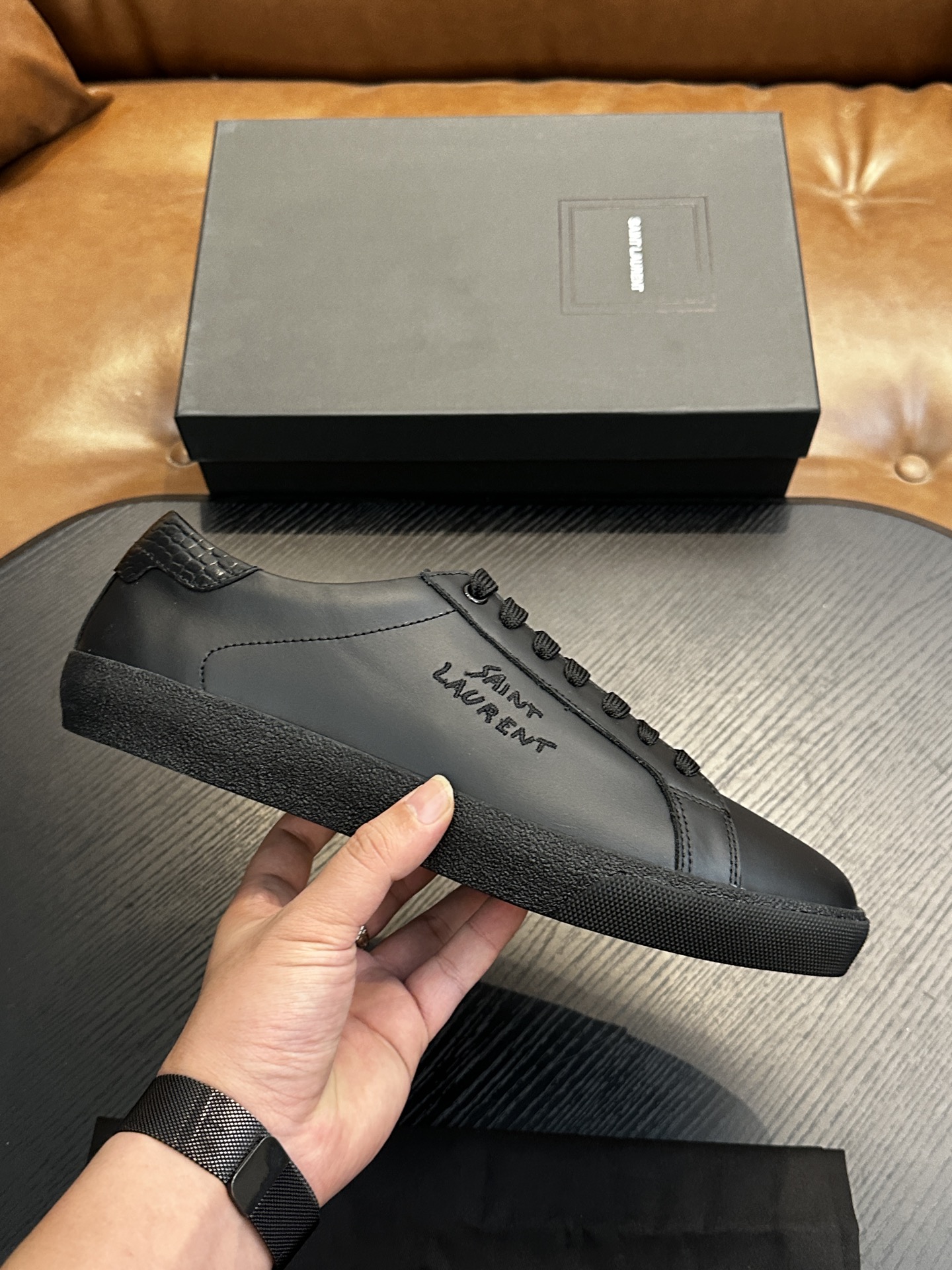 NO:711725,SAINT LAURENT low-top lace-up sneakers S/L61 official website new brand flagship store, Italian original grain cowhide + front panel decorated with perforated leather, pull tab decorated with golden SAINT LAURENT logo, side decorated with SL 61 logo, embossed Saint Laurent logo on the back, Tw soft terry cloth lining, further enhancing the softness, breathability and wrapping of the shoe, no midsole lasting method, plus memory footbed insole!  The foot feels more comfortable and lighter, the environmentally friendly anti-slip rubber two-color outsole, and the genuine lines around the outsole further enhance the comfort and firmness of the entire pair of shoes, and the details speak for themselves perfectly!  Size: 39/40/41/42/43/44 /45 original box packaging + dust bag, saint laurent, saint laurent, sneakers, cowhide19860909SAINT LAURENT圣罗兰低帮系带运动鞋 S/L61官网新款 品牌旗舰店同步、意大利原胚粒面牛皮+正面饰片点缀多孔皮革、拉环饰以金色SAINT LAURENT标志,侧面饰以SL 61标志 后帮压印圣罗兰标志 内里Tw柔软毛巾布、更加增强鞋子的柔软性、透气性及包裹性、无中底套楦做法、加记忆脚床鞋垫！脚感更加无比舒适轻便 、环保防滑橡胶双色大底、大底周圈车真线 更加增强了整双鞋子的舒适度 牢固度 完美用细节说话 ！ 尺码:39/40/41/42/43/44 /45原盒包装+防尘袋,,saint laurent,saint laurent,sneakers,cowhide,Men's shoes