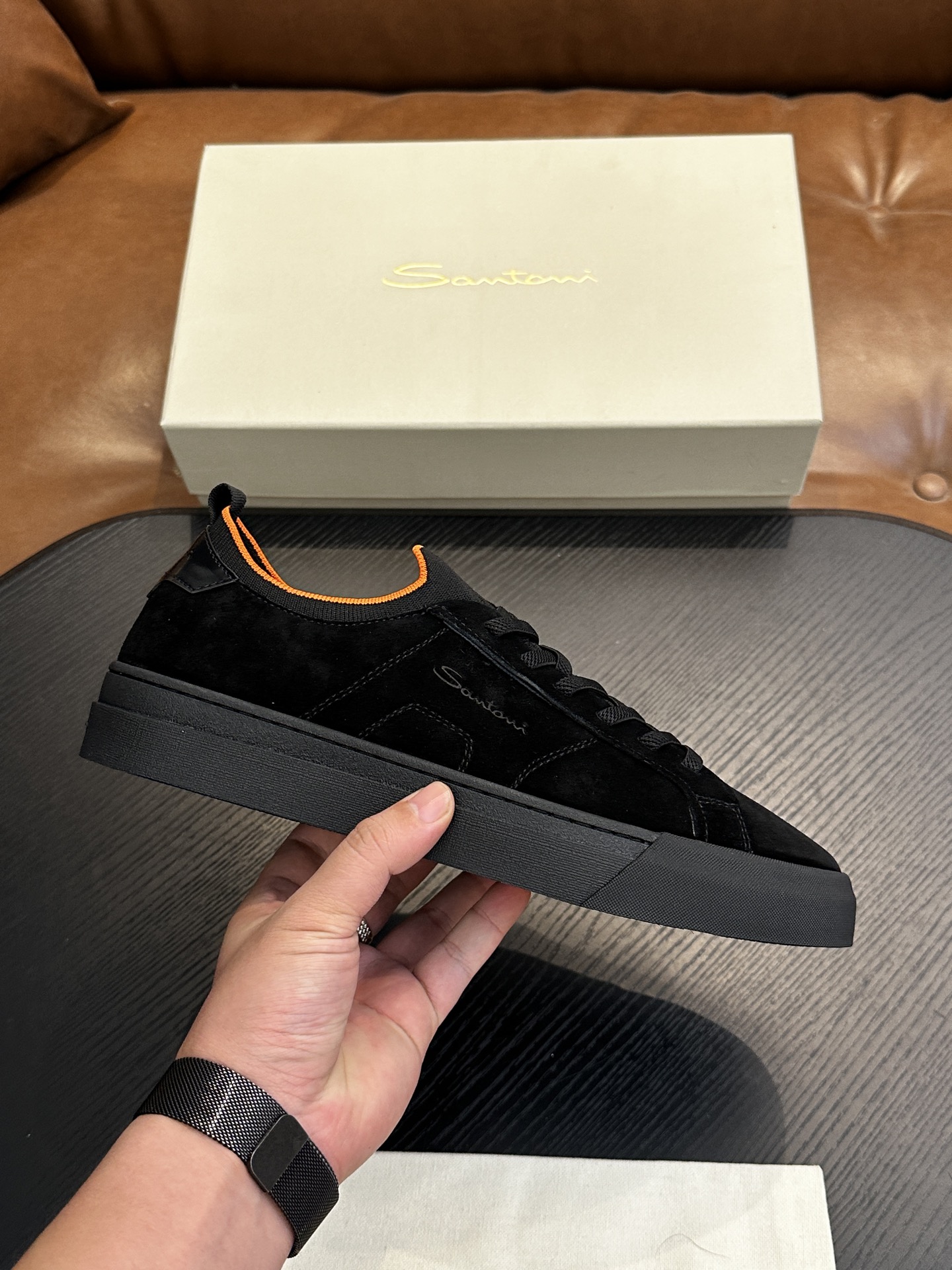 NO:711704,Santoni (Santoni) Italian men's handmade calfskin shoes are shipped!  Each pair of shoes from this Italian handmade shoe brand has a simple and classic design, which is very comfortable and versatile!  It is not accurate to describe the Italian shoe brand Santoni as 'nouveau riche'. Although it is very young, its appearance and temperament are quite sophisticated, and it can even be said that it is well versed in the ways of the world. The toe of the shoe adopts a classic two-section design concept, and all trimming parts are processed by Italian oil edge technology, giving a 360-degree vision without rough edges!  Internal and external waist without lining design!  The real-line method of glueing the empty circle around the outsole is environmentally friendly and does not open the glue!  The upper material of this shoe is made of imported grained calfskin. When you lift it from the back of the leather, you can see very clear pores!  The inside is made of calf and will not slip or fade!  The outsole is made of a combination of IP outsole and TPU backing sheet, which is light and comfortable on the foot!  The brand's special molded footbed has a layer of high-elastic foam in the middle of the insole that makes it easy to put on your feet. Exclusive private mold control, long-term availability!  Original box packaging, with shoe storage bag!  39 40 41 42 43 44,,cowhide19860909Santoni(圣东尼）意大利男士手工小牛皮鞋出货！这个意大利纯手工鞋履品牌的每一双鞋设计简洁经典,上脚非常舒适百搭！ 用“新贵”来形容意大利鞋履品牌Santoni,并不准确,尽管它很年轻,但呈现出的相貌和气质却相当老练,甚至可以说深谙世故之道. 鞋子鞋头部位采用经典的两节设计理念,切边部位全部经过意大利油边工艺处理,360度无毛边视觉！内外腰无内里设计！大底周圈空胶车真线做法,即环保又不开胶！ 此款鞋面面料采用进囗粒面摔花小牛皮,从皮料反面顶起来会看到很清晰的毛孔！内里进囗小牛里,不打滑,不掉色！大底采用ip大底加tpu底片组合成型,上脚轻便舒适！品牌专用开模脚床,鞋垫中间有一层高弹泡棉上脚轻快.独家私模可控,长期有货！原盒包装,配鞋履收纳袋！39 40 41 42 43 44,,cowhide,Men's shoes