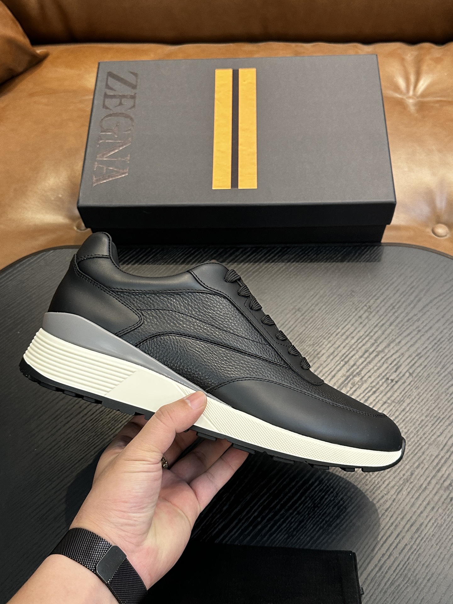 NO:730780,ZEGNA men's shoes men's sports shoes!  Luxurious casual shoes, the latest catwalk models are synchronized with the official website!  PRODUCT INFORMATIONMONTE (MN·TE) means 'mountain' in Italian. It is inspired by the tree-lined trails in the Zegna oasis. The TRIPLE STITCHT Monte luxury casual shoes are aimed at hiking and are a good companion for travel at any time of the year. The shoes adopt a versatile low-top style, embellished with triple-cross details inspired by the hand-stitching of Zegna jackets, and are equipped with innovations that can provide greater friction during outdoor activities!  Ermenegildo Zegna's famous tailoring series hand-made triple stitching design, diamond-shaped punching on the upper, better breathability, strong grip, ensuring safety. The fabric is made of high-quality Lapa cowhide, with fashionable splicing. The combination of lightweight foam and Vibrate special rubber sole is light on the foot without being bulky. The outsole is equipped with anti-slip sheets, which are cold-resistant, non-slip and have strong grip!  Suitable for daily wear, sports, hiking and outdoor use!  Leather shoe size: 39/40/41/42/43/44/45 (46.47 can be customized) original box packaging + dust bag,,zegna,sneakers,jackets & coats,cowhide19860909ZEGNA杰尼亚男鞋男士运动鞋！奢华休闲鞋 最新走秀款官网同步！ PRODUCT INFORMATIONMONTE (MN·TE)在意大利语中意为“高山”.其灵感源自杰尼亚绿洲中的林荫小径.TRIPLE STITCHT Monte奢华休闲鞋以徒步旅行为目标,是全年之内任何时节外出旅行时的良伴.鞋履采用百搭的低帮款式,点缀灵感源自杰尼亚夹克手工缝线的三交叉细节,同时配备能够在户外活动时提供更大摩擦力的创新！ 杰尼亚著名精裁系列手工三重缝线设计,鞋面菱形冲孔,透气性能更佳良好,强大的抓地力,确保安全性.面料采用优质拉帕牛皮,拼接时尚潮流.轻质发泡和Vibrate专用橡胶底组合,上脚轻便不显笨重,大底底掌加用防滑片,耐寒、防滑,抓地性强！适用于日常穿搭、运动徒步户外！ 皮鞋码数:39/40/41/42/43/44/45（46.47可以订做）原盒包装+防尘袋,,zegna,sneakers,jackets & coats,cowhide,Men's shoes