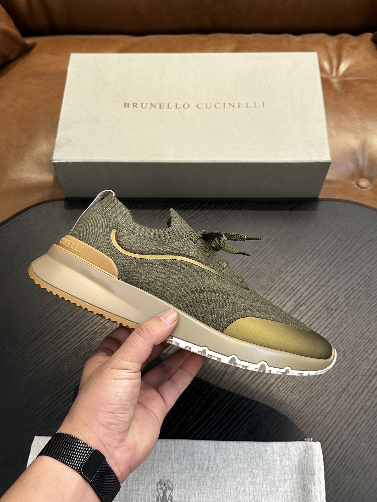 NO:730788,Brunello Cucinelli knitted sneakers Precious yarn inspired the design of the new sneakers. The cotton knitted upper is a modern interpretation of the classic style. The semi-polished calfskin trim is highlighted on the thin and comfortable knitted fabric, highlighting the sophistication with sharp material contrast. Size: 39-44 (customized at 38.45.6),, brunello cucinelli, sneakers,cowhide19860909Brunello Cucinelli针织运动鞋 珍贵纱启发了新运动鞋的设计,全棉针织鞋面以现代方式诠释经典款式.半抛光小牛皮饰条凸显在薄而舒适的针织物上,以鲜明的材质对比彰显精致. Size:39-44(38.45.6定制）,,brunello cucinelli,sneakers,cowhide,Men's shoes