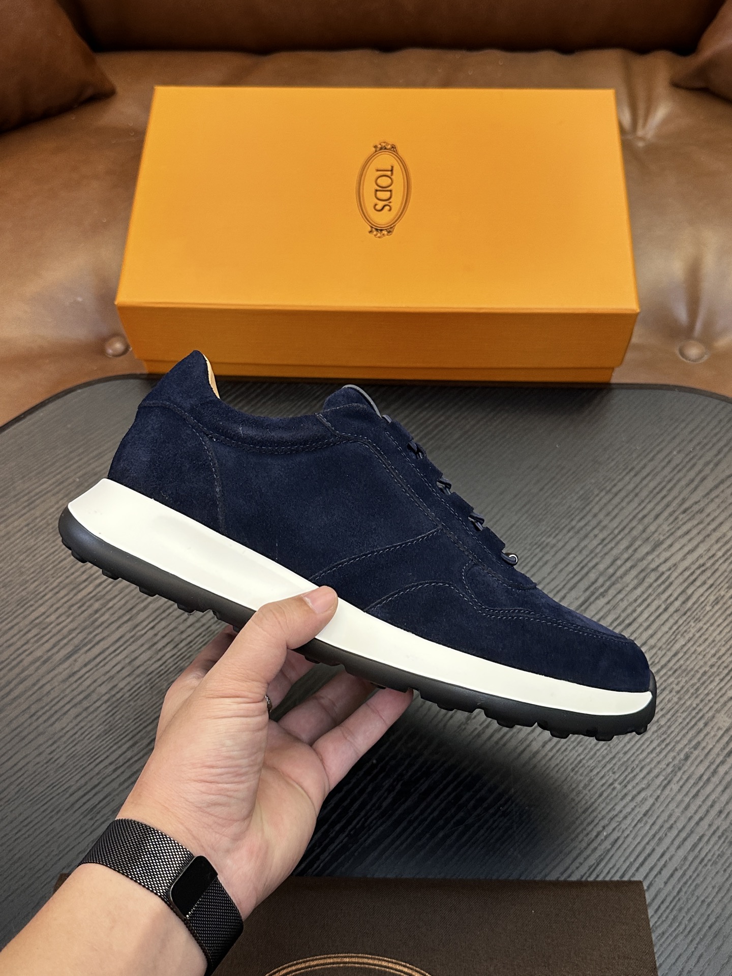 NO:833013,TOD'S new men's fabric casual sports shoes  This 63K sneaker is made of fabric mesh, with a pull-on lace design. The elastic collar is easy to put on and take off. The side has a breathable mesh effect. The lace reinforcement makes it stretch better and is more tolerant. The tongue is decorated with the Tod's logo and the heel has a small brown  Wrapped in cowhide and decorated with the same color heel strap. The heel and sole are decorated with rubber pebbles. The eva midsole is paired with a rubber pebble outsole. It is paired with cowhide foot pads with hot silver logo. It feels comfortable on the feet. The style is simple and versatile, and can be easily matched with daily looks.  Z leather shoe size 39/40/41/42/43/44 original box packaging + dust bag, Tod's, sneakers, cowhide19860909TOD'S托德斯 新款男士织物休闲运动鞋 本款63K运动鞋以织物网面制成,套穿式系带设计,弹力鞋口穿脱方便,侧面透气网孔效果,系带加持使延展性能更好,包容性强,鞋舌饰以Tod's标识,后跟棕色小牛皮包裹并饰有同色系鞋提饰带.后跟和鞋底点缀橡胶豆豆,eva中底搭配橡胶豆豆外底,搭配烫银logo牛皮脚垫,上脚脚感舒适,款式简约百搭,轻松搭配日常造型. Z皮鞋码数39/40/41/42/43/44 原盒包装+防尘袋,,Tod's,sneakers,cowhide,Men's shoes