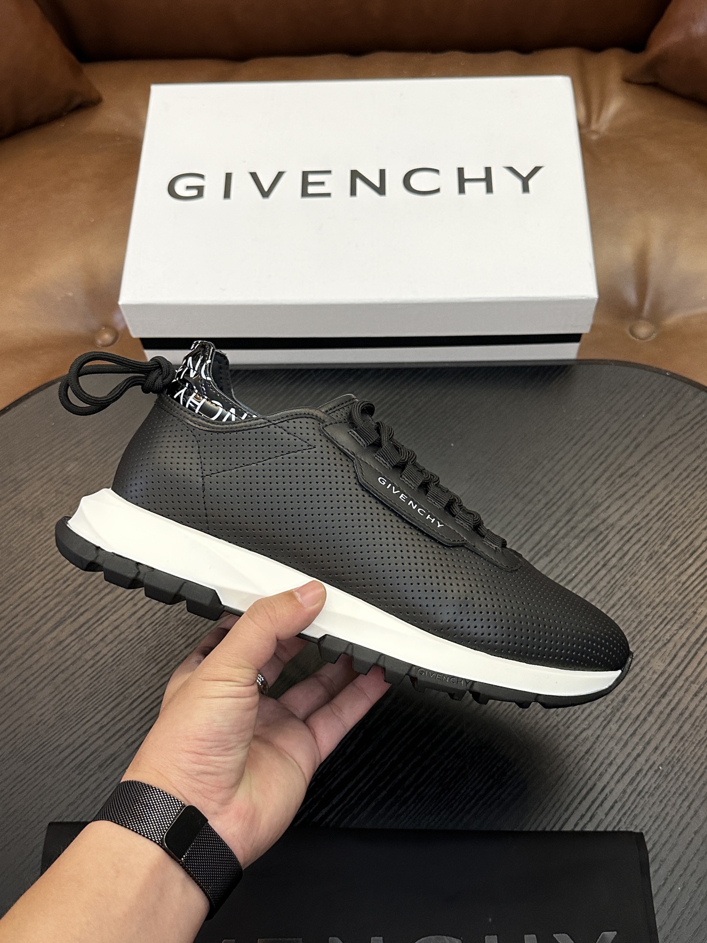NO:780942,New arrival: Givenchy Givenchy 'poster model' low-cut casual sneakers. Lace-up models are available in multiple colors. They are on the shelves earlier than domestic Z counters. This lightweight board shoe is made of imported soft calf leather with color matching. The lines of the whole pair of shoes are smooth and unobstructed. The angle of view is eye-catching. The back is padded to increase comfort. The tongue is decorated with Ghy 4G Logo label and Givenchy is embossed on the side of the shoe.  The logo, lining and insole are made of calfskin, with non-slip and wear-resistant Tpu outsole. The most important thing is that it is comfortable and versatile to wear. It is super soft and light. It is the first choice for self-wearing and giving away. Leather shoe size: 39/40/41/42/43/44 Original box packaging + dust bag,,givenchy,givenchy,sneakers,cowhide19860909新款到货 Givenchy纪梵希“海报款”低帮休闲运动鞋 系带款多色到货 早于国内Z柜上架 这款轻便板鞋款臻选进口柔软小牛皮拼色搭配,整双鞋子线条顺滑通畅,视角有眼前一亮的感觉,后帮加衬增加舒适感,鞋舌饰以Ghy 4G Logo标签,鞋侧面压印Givenchy logo,内里和鞋垫是小牛皮,防滑耐磨Tpu大底,最主要穿着舒适百搭,超软超轻便,自穿送人首选单品. 皮鞋码数:39/40/41/42/43/44 原盒包装+防尘袋,,givenchy,givenchy,sneakers,cowhide,Men's shoes