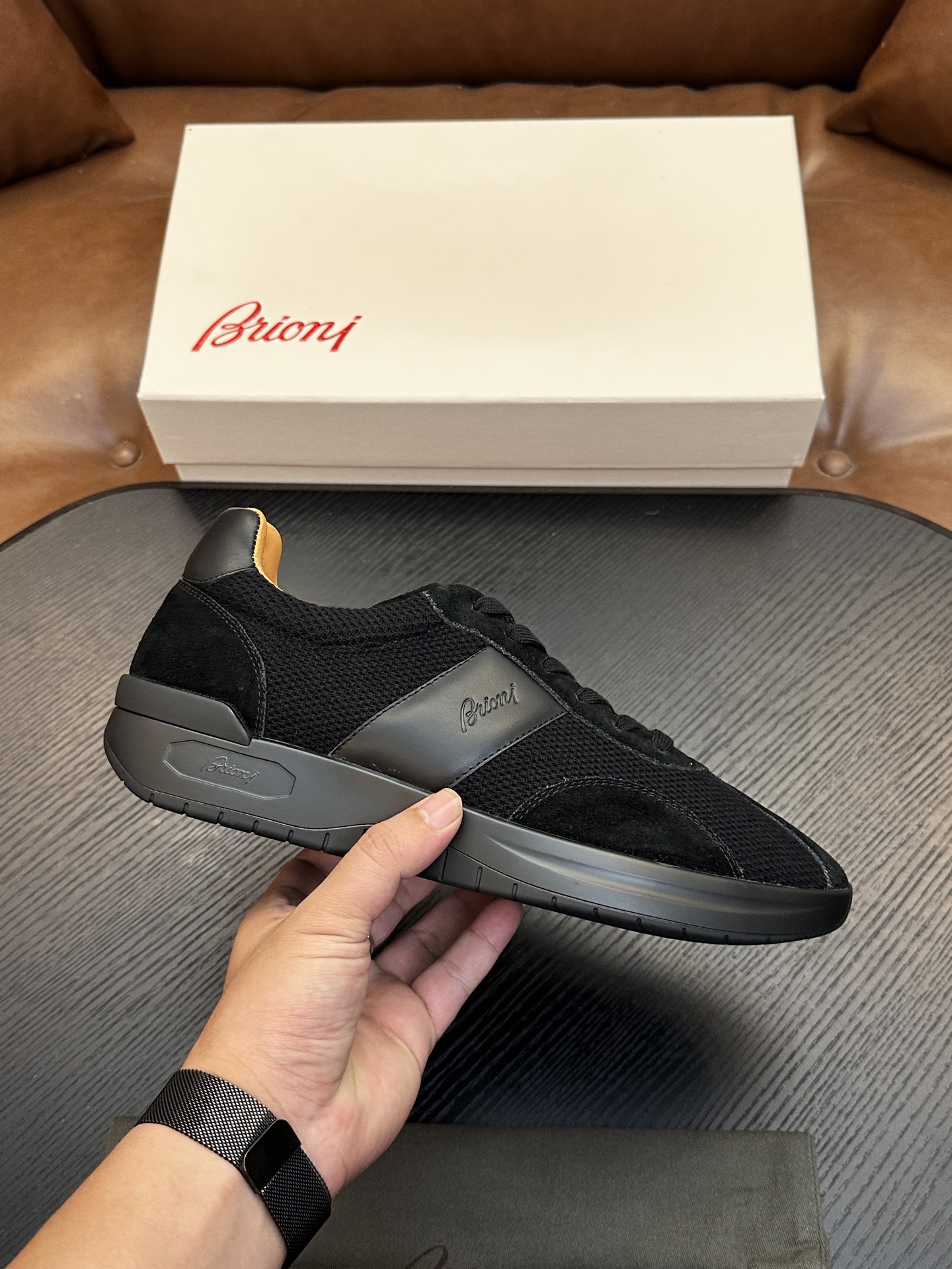 NO:834145,Brioni official website synchronized men's sneakers｜Mixed material running shoes｜Integrated design Brioni sewing label｜Integration of Nappa leather side straps and the brand's classic Legion stripes｜This running shoe is handcrafted in Italy｜Lightweight combined soft sole to create an elegant and extraordinary look Size39-44 (customized at 38.45.46),,sneakers19860909Brioni 官网同步男士运动鞋｜混合材质跑步鞋｜一体式设计Brioni缝纫标签｜融合纳帕皮侧饰带和品牌经典军团条纹｜这款跑步鞋在意大利手工精制而成｜轻质组合软底 打造高雅不凡造型 Size39-44（38.45.46定做）,,sneakers,Men's shoes