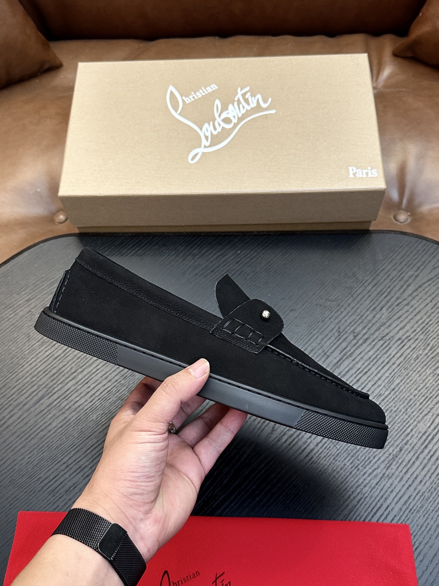 NO:834137,Christian Louboutin (red-soled shoes) Italian men's casual sneakers are shipped!  Each pair of shoes from this Italian handmade shoe brand has a simple and classic design, which is very comfortable and versatile!  The upper fabric of this shoe is made of imported cowhide, with high-end and comfortable cowhide lining!  The outsole is made of original rubber bottom sheets and is lined with cowhide!  Brand-specific molded footbed, exclusive private mold control! Original box packaging, with shoe storage bag!  39 40 41 42 43 44 (38 45 46 customized),,christian louboutin,cowhide19860909Christian Louboutin（红底鞋）意大利男士休闲板鞋出货！这个意大利纯手工鞋履品牌的每一双鞋设计简洁经典,上脚非常舒适百搭！ 此款鞋面面料采用进囗牛皮,高档舒适牛皮内里！大底采用原版橡胶底片组合成型,牛皮内里！品牌专用开模脚床,独家私模可控!原盒包装,配鞋履收纳袋！39 40 41 42 43 44（38 45 46定做）,,christian louboutin,cowhide,Men's shoes