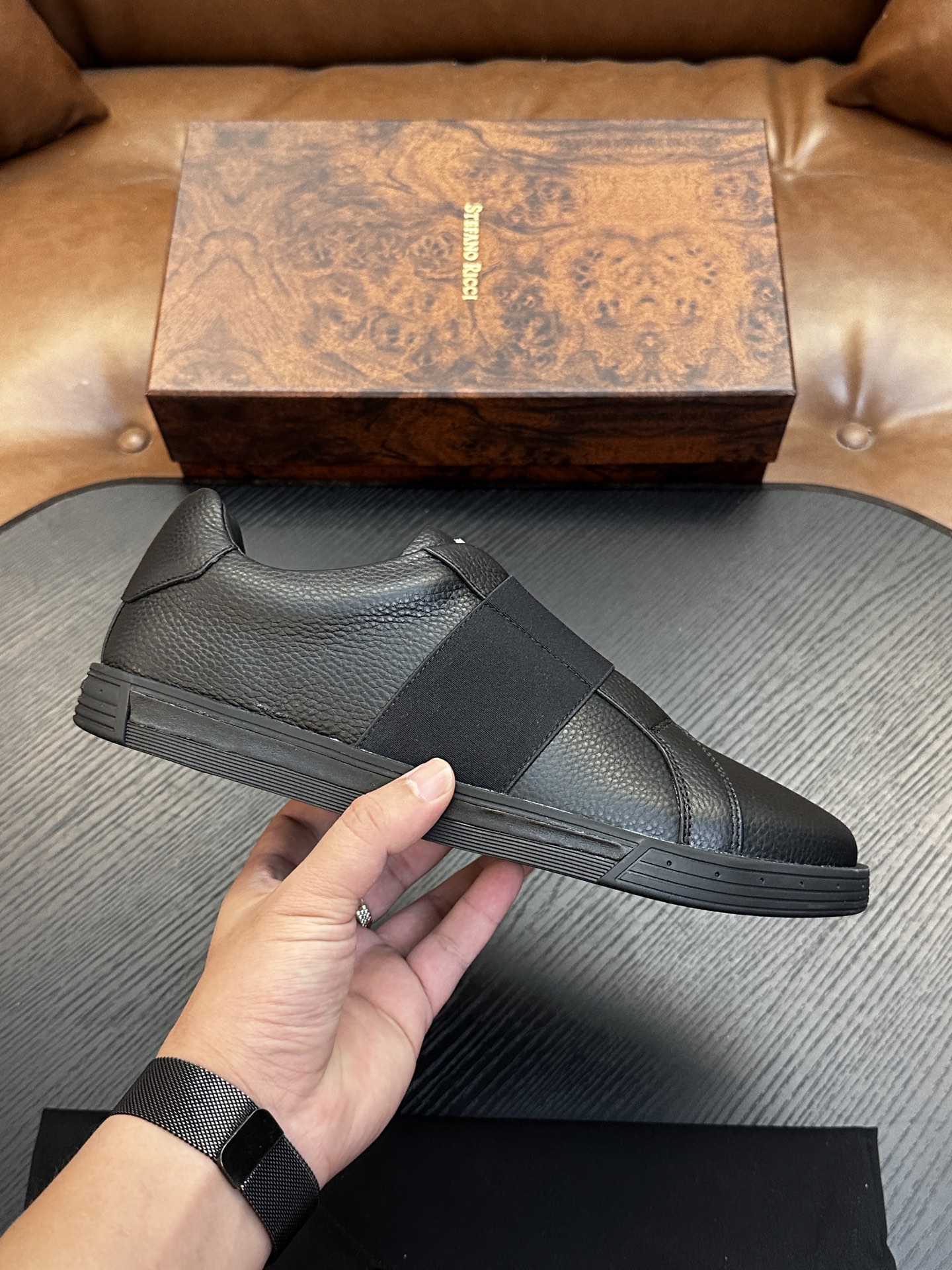 NO:834107,Stefano Ricci Stefano Ricci is a high-end luxury brand, men's casual sports shoes, original cowhide, high-end and delicate texture, full calfskin fabric inside, soft against the skin, simple but not simple, full of retro feel, you will like it more and more!  39-44,,sneakers,cowhide19860909Stefano Ricci 史蒂芬高端奢侈品牌,男士休闲运动鞋,原版牛皮,质感高端细腻,内里全小牛皮面料,贴肤柔软,简约不简单,复古感十足,越穿越喜欢！39-44,,sneakers,cowhide,Men's shoes
