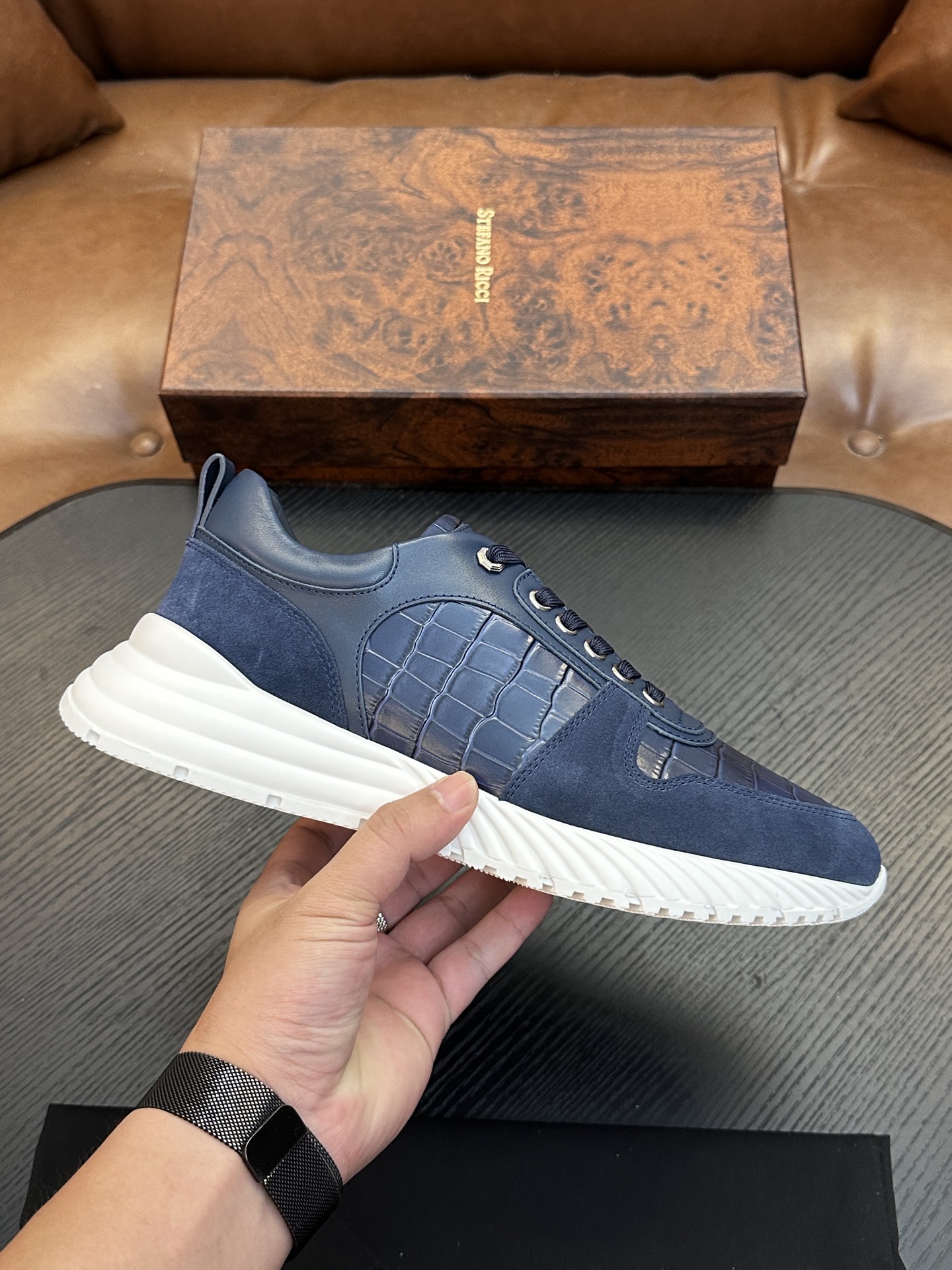 NO:850293,Stefano Ricci Stefano Ricci is a high-end luxury brand, men's casual sports shoes, original cowhide, high-end and delicate texture, full calfskin fabric inside, soft against the skin, simple but not simple, full of retro feel, you will like it more and more!  39-44,,sneakers,cowhide19860909Stefano Ricci 史蒂芬高端奢侈品牌,男士休闲运动鞋,原版牛皮,质感高端细腻,内里全小牛皮面料,贴肤柔软,简约不简单,复古感十足,越穿越喜欢！39-44,,sneakers,cowhide,Men's shoes