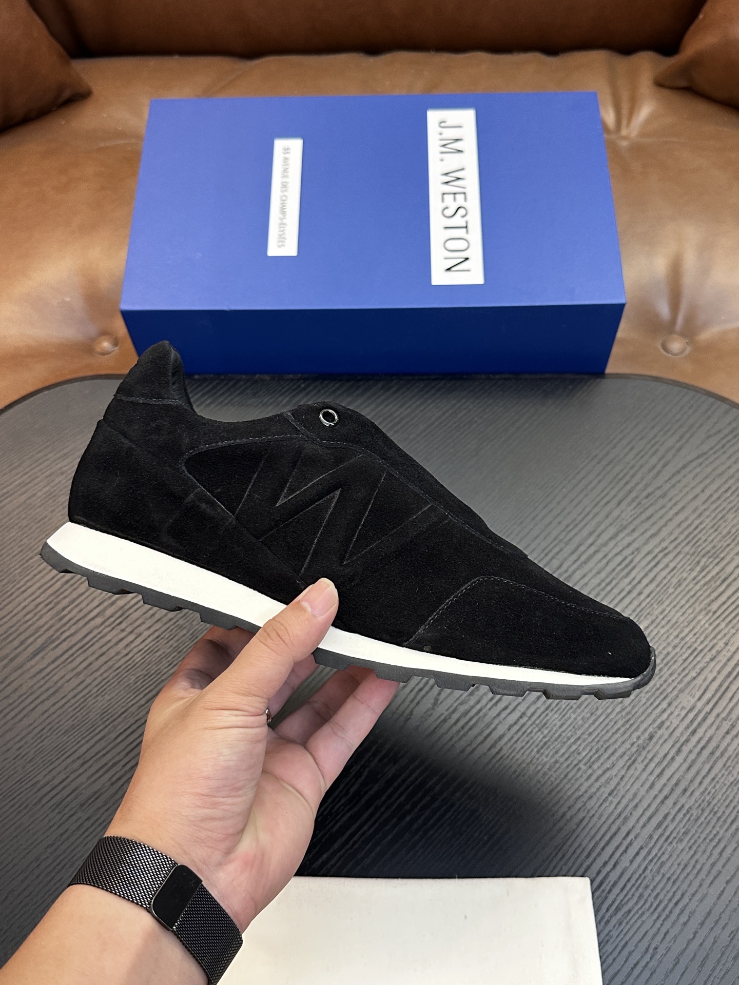 NO:834113,J.M. Weston's classic jogging shoes, men's lace-up casual shoes and sports shoes, are grandly launching a new product. About J.M. Weston, Limoges, founded in France in 1891, is a model for the production of luxury gentleman's leather shoes. With Goodyear Stitching as the golden rule of shoemaking technology, J.M. Weston perfectly arranges excellent traditional skills with it, reflecting the brand's consistent insistence on high quality. Its classic styles are timeless and inspire the current designer Michel  Inspired by Perry, we create elegant New Classics, Casual Chic and Casual Sport series. The most original spirit creates a unique style just for you. This selection of imported Italian soft calfskin + suede has a conspicuous 'W' accessory on the outer waist that is unobtrusive. The lining and insole are also cowhide. EVA midsole and non-slip and wear-resistant RB outsole make the shoes fashionable and comfortable on your feet. You deserve it.  Leather shoe size: 39/40/41/42/43/44 Original box packaging + dust bag C4853056,,sneakers,cowhide19860909J.M.WESTON经典款慢跑鞋,男士系带休闲鞋运动鞋,隆重推出新秀. 关于J.M. Weston,1891年创立于法国的Limoges,堪称是奢华绅士皮鞋的制作典范. 以Goodyear Stitching为金科玉律的制鞋工艺,J.M. Weston将卓越的传统技巧与之完美编排,折射出品牌对高品质的一贯坚持.其经典款式历久弥新,启发着现任设计师Michel Perry的灵感,创造出雅致的New Classics、Casual Chic及Casual Sport等系列.最为原创的精神,打造出专属于您的独特款式. 这款精选进口意大利柔软小牛皮+搭配反绒 外腰显眼的“W”配饰个性不张扬,牛皮内里,鞋垫也是牛皮 EVA中底和防滑耐磨的RB大底 让鞋子穿在脚上时尚又舒适,您值得拥有. 皮鞋码数:39/40/41/42/43/44 原盒包装+防尘袋 C4853056,,sneakers,cowhide,Men's shoes