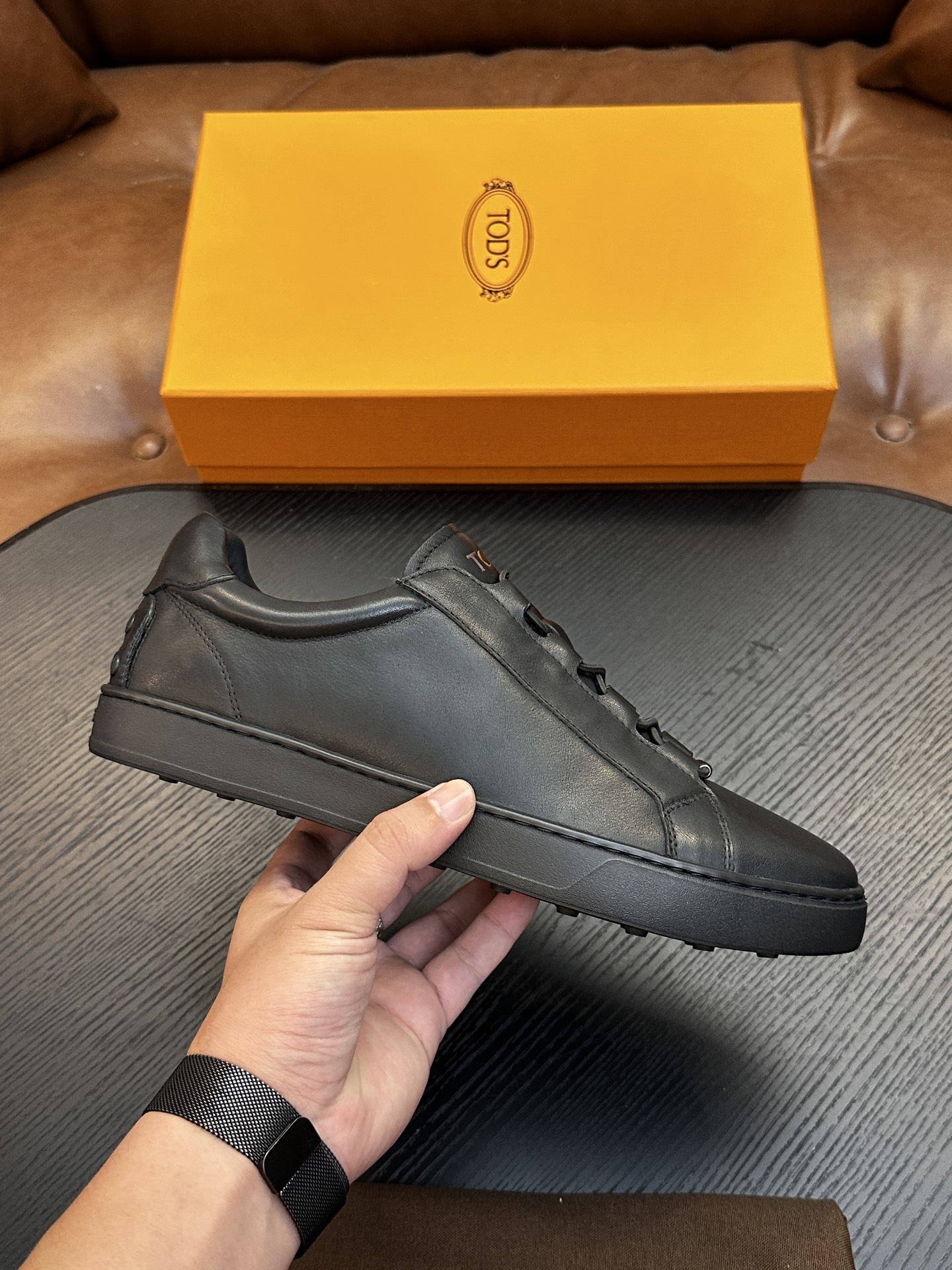 NO:834155,TOD'S new men's fabric casual sports shoes  This 63K sneaker is made of fabric mesh, with a pull-on lace design. The elastic collar is easy to put on and take off. The side has a breathable mesh effect. The lace reinforcement makes it stretch better and is more tolerant. The tongue is decorated with the Tod's logo and the heel has a small brown  Wrapped in cowhide and decorated with the same color heel strap. The heel and sole are decorated with rubber pebbles. The eva midsole is paired with a rubber pebble outsole. It is paired with cowhide foot pads with hot silver logo. It feels comfortable on the feet. The style is simple and versatile, and can be easily matched with daily looks.  Z leather shoe size 39/40/41/42/43/44 original box packaging + dust bag, Tod's, sneakers, cowhide19860909TOD'S托德斯 新款男士织物休闲运动鞋 本款63K运动鞋以织物网面制成,套穿式系带设计,弹力鞋口穿脱方便,侧面透气网孔效果,系带加持使延展性能更好,包容性强,鞋舌饰以Tod's标识,后跟棕色小牛皮包裹并饰有同色系鞋提饰带.后跟和鞋底点缀橡胶豆豆,eva中底搭配橡胶豆豆外底,搭配烫银logo牛皮脚垫,上脚脚感舒适,款式简约百搭,轻松搭配日常造型. Z皮鞋码数39/40/41/42/43/44 原盒包装+防尘袋,,Tod's,sneakers,cowhide,Men's shoes