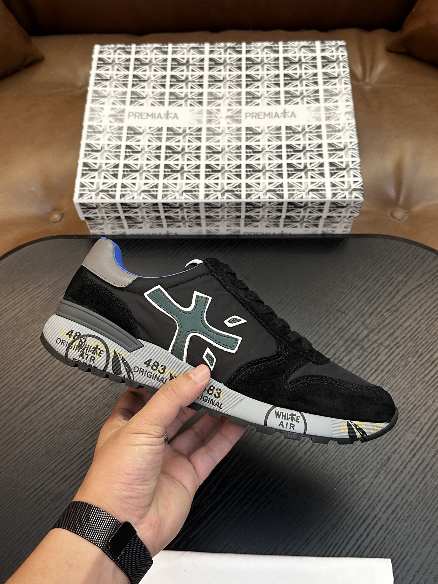 NO:834121,PREMIATA calfskin low-top sneakers. This sneaker is made of imported calfskin, contrasting trims, round toe, front lace-up, foam outsole, and insole decorated with logo. Size 39-44, customized (38, 45, 46, 47 customized),,sneakers,cowhide19860909PREMIATA普瑞米亚达 小牛皮低帮运动鞋 本款运动鞋采用进口小牛皮、对比边饰、圆头、正面系带、发泡大底、鞋垫饰有标志. 码数39-44,定（38,45,46,47定做）,,sneakers,cowhide,Men's shoes