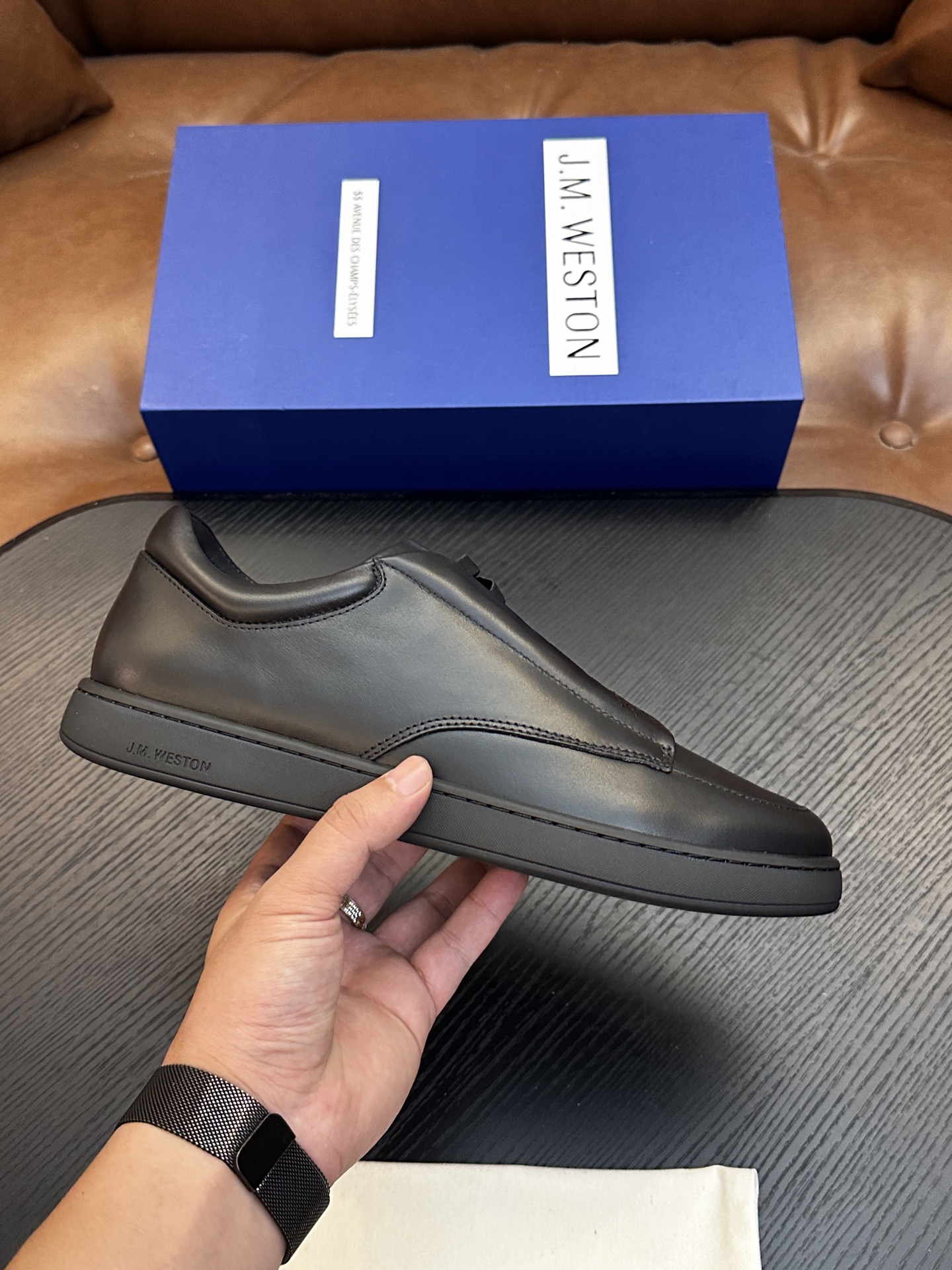 NO:834130,J.M. Weston's classic sneakers, men's lace-up casual sneakers, are launching a new model. About J.M. Weston, Limoges, founded in France in 1891, is a model for the production of luxury gentleman's leather shoes. With Goodyear Stitching as the golden rule of shoemaking technology, J.M. Weston perfectly arranges excellent traditional skills with it, reflecting the brand's consistent insistence on high quality. Its classic styles are timeless and inspire the current designer Michel  Inspired by Perry, we create elegant New Classics, Casual Chic and Casual Sport series. The most original spirit creates a unique style just for you. This selection of imported Italian soft calfskin + suede has a conspicuous 'W' accessory on the outer waist that is unobtrusive. The lining and insole are also cowhide. EVA midsole and non-slip and wear-resistant RB outsole make the shoes fashionable and comfortable on your feet. You deserve it.  Leather shoe size: 39/40/41/42/43/44 Original box packaging + dust bag C4853056,,sneakers,cowhide19860909J.M.WESTON经典款运动鞋鞋,男士系带休闲鞋运动鞋,隆重推出新秀. 关于J.M. Weston,1891年创立于法国的Limoges,堪称是奢华绅士皮鞋的制作典范. 以Goodyear Stitching为金科玉律的制鞋工艺,J.M. Weston将卓越的传统技巧与之完美编排,折射出品牌对高品质的一贯坚持.其经典款式历久弥新,启发着现任设计师Michel Perry的灵感,创造出雅致的New Classics、Casual Chic及Casual Sport等系列.最为原创的精神,打造出专属于您的独特款式. 这款精选进口意大利柔软小牛皮+搭配反绒 外腰显眼的“W”配饰个性不张扬,牛皮内里,鞋垫也是牛皮 EVA中底和防滑耐磨的RB大底 让鞋子穿在脚上时尚又舒适,您值得拥有. 皮鞋码数:39/40/41/42/43/44 原盒包装+防尘袋 C4853056,,sneakers,cowhide,Men's shoes