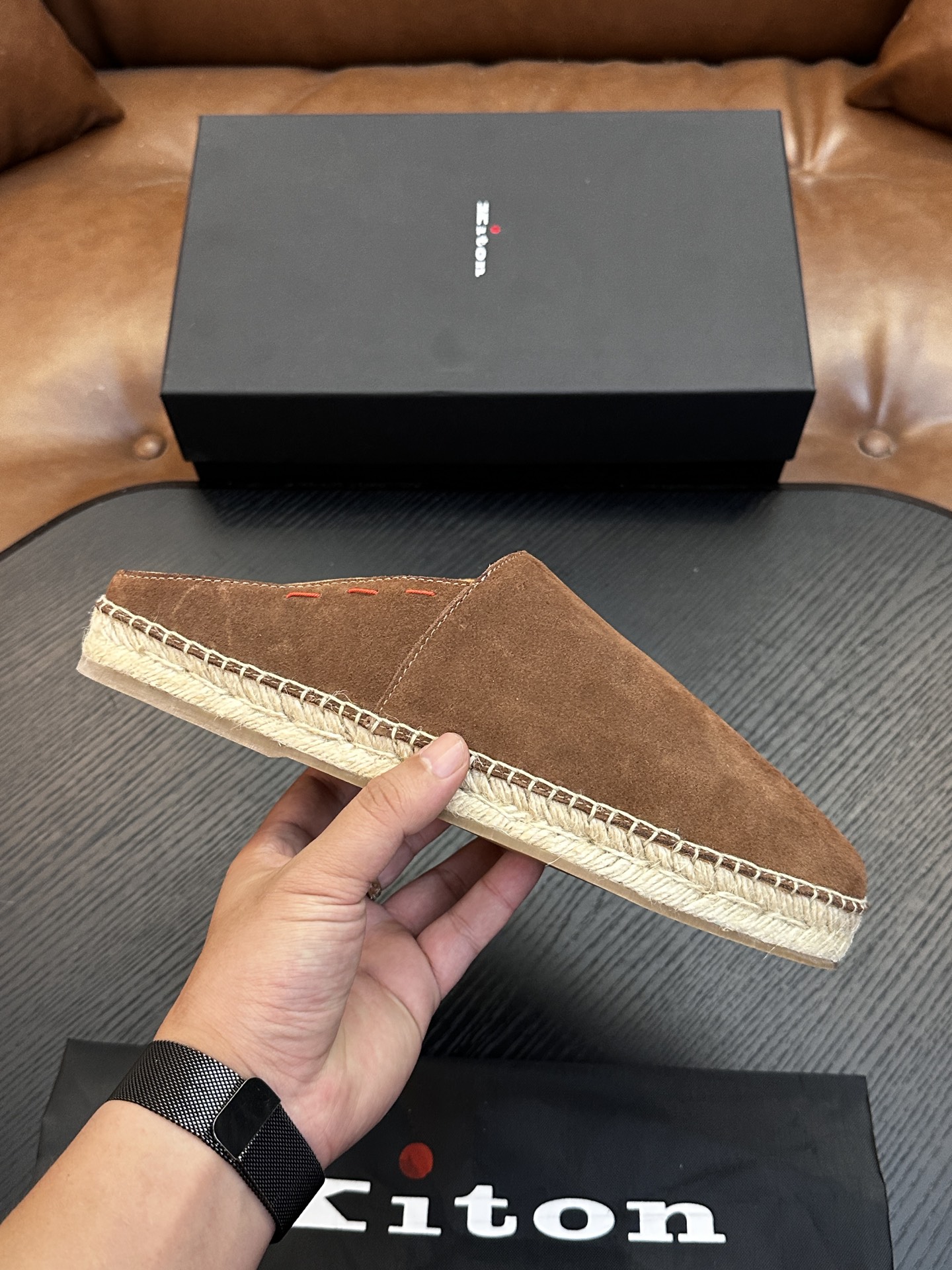 NO:850319,Kiton high-end luxury product, men's calfskin fabric sports shoes, the upper is made of calfskin, made with one-piece molding process, comfortable and breathable, the tongue has Kiton micro-marking, and the original outsole is 1:1, providing a comfortable foot feel!  Size39-44 (38 45 46 47 customized),,sneakers,cowhide19860909Kiton高端奢品,男士小牛皮面料运动鞋,鞋面由小牛皮制成,一体成型工艺制作,舒适透气,鞋舌Kiton微标,原版大底1:1,提供舒适脚感！ Size39-44（38 45 46 47定做）,,sneakers,cowhide,Men's shoes