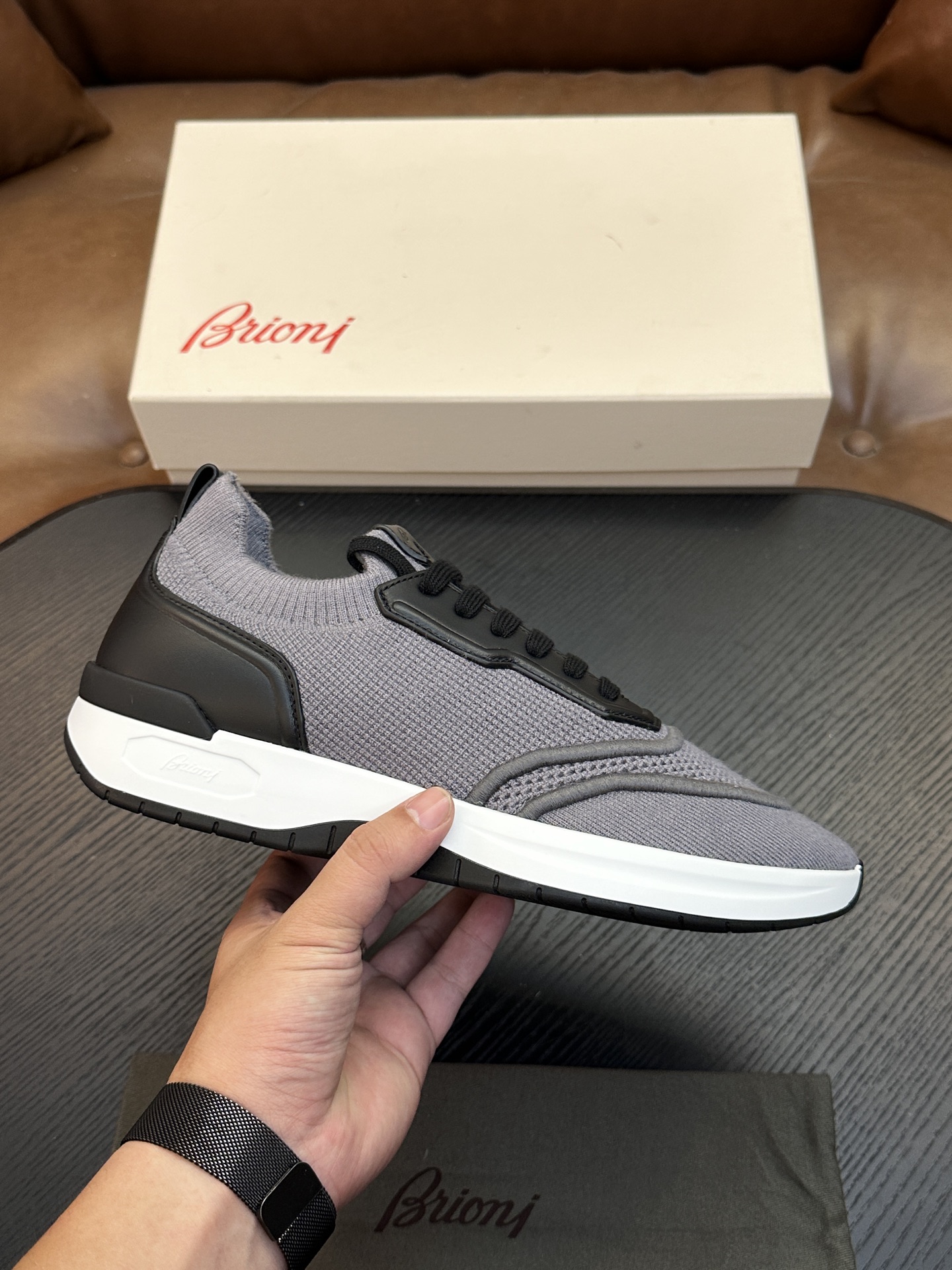 NO:850310,Brioni official website synchronized men's sneakers｜Mixed material running shoes｜Integrated design Brioni sewing label｜Integration of Nappa leather side straps and the brand's classic Legion stripes｜This running shoe is handcrafted in Italy｜Lightweight combined soft sole to create an elegant and extraordinary look Size39-44 (customized at 38.45.46),,sneakers19860909Brioni 官网同步男士运动鞋｜混合材质跑步鞋｜一体式设计Brioni缝纫标签｜融合纳帕皮侧饰带和品牌经典军团条纹｜这款跑步鞋在意大利手工精制而成｜轻质组合软底 打造高雅不凡造型 Size39-44（38.45.46定做）,,sneakers,Men's shoes