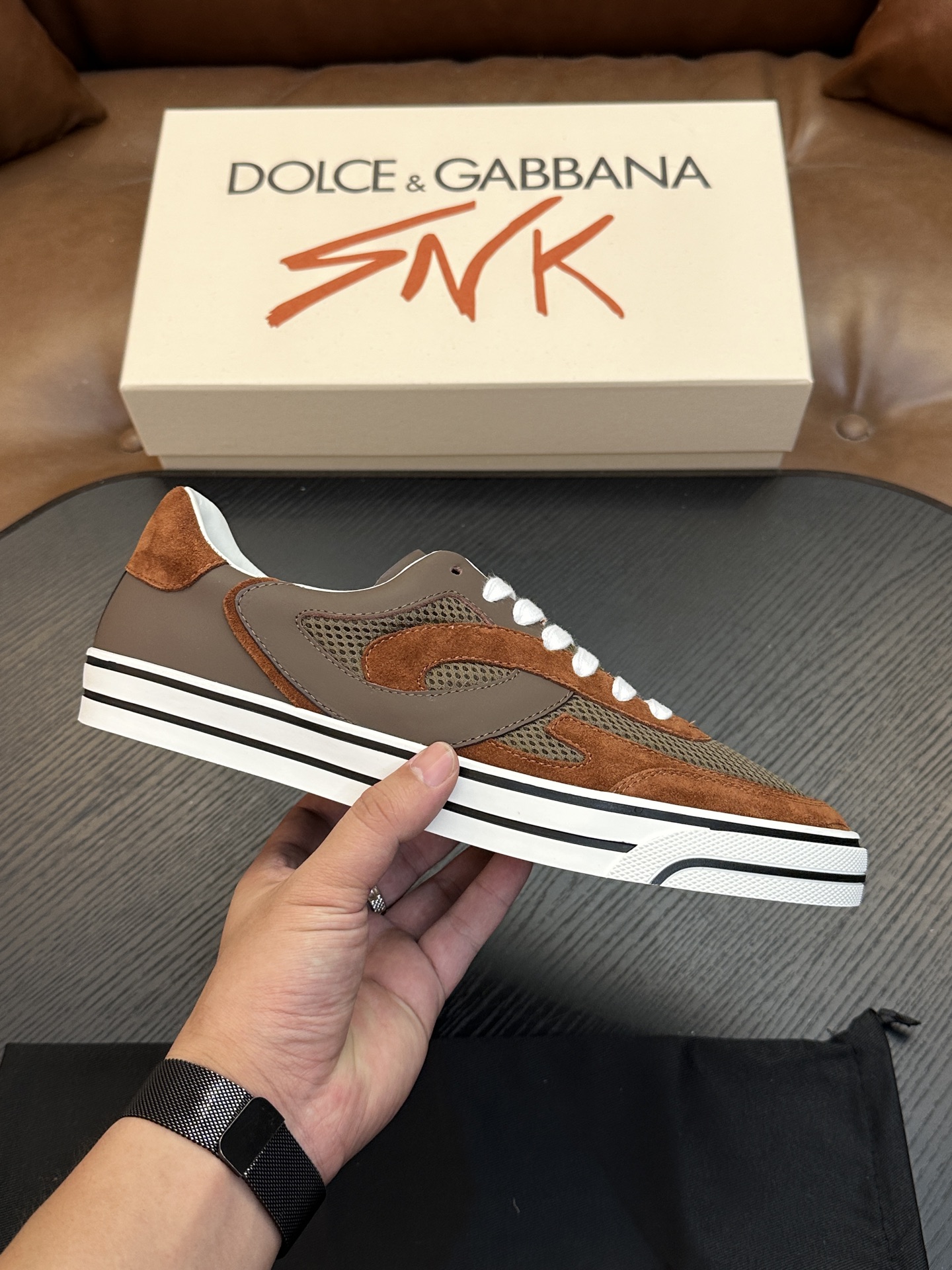 NO:850283,Dolce&Gabbana DG Cushion calfskin skate shoes｜Embellished with DG logo｜Lightweight, grippy two-tone TPU outsole adopts innovative design to provide excellent performance｜Jacquard label adds timeless style｜Original imported cowhide｜Multiple material splicing design｜Imported cowhide lining Cowhide foot pads｜Original TPU two-color elastic outsole  Size39-44 (customized at 38.45.46),,Dolce&Gabbana,cowhide19860909Dolce&Gabbana DG Cushion 小牛皮滑板鞋｜点缀 DG 徽标｜轻便、抓地力强的TPU双色外底采用创新设计 提供卓越性能｜提花标签则增添隽永型格｜原版进口牛皮｜多种材质拼接设计｜进口牛皮内里 牛皮垫脚｜原版TPU双色弹力大底 Size39-44（38.45.46定做）,,Dolce&Gabbana,cowhide,Men's shoes