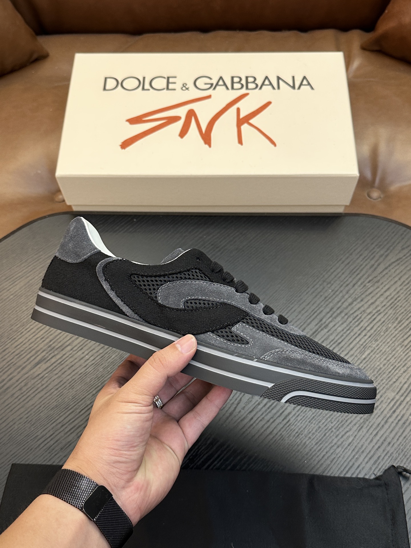 NO:850429,Dolce&Gabbana DG Cushion calfskin skate shoes｜Embellished with DG logo｜Lightweight, grippy two-tone TPU outsole adopts innovative design to provide excellent performance｜Jacquard label adds timeless style｜Original imported cowhide｜Multiple material splicing design｜Imported cowhide lining Cowhide foot pads｜Original TPU two-color elastic outsole  Size39-44 (customized at 38.45.46) yuan,,Dolce&Gabbana,cowhide19860909Dolce&Gabbana DG Cushion 小牛皮滑板鞋｜点缀 DG 徽标｜轻便、抓地力强的TPU双色外底采用创新设计 提供卓越性能｜提花标签则增添隽永型格｜原版进口牛皮｜多种材质拼接设计｜进口牛皮内里 牛皮垫脚｜原版TPU双色弹力大底 Size39-44（38.45.46定做）元,,Dolce&Gabbana,cowhide,Men's shoes