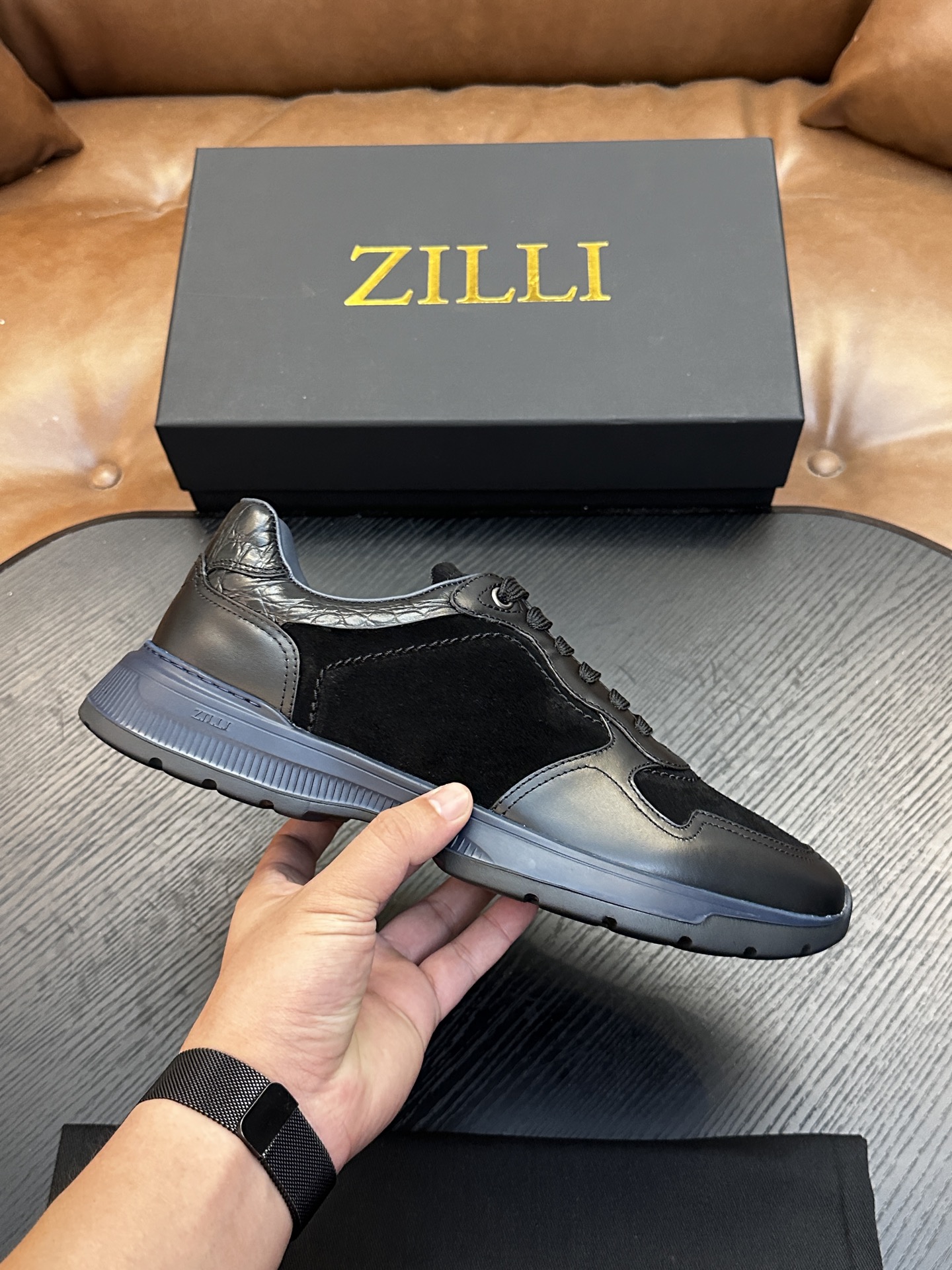 NO:854795,Zilli Italian men's handmade calfskin shoes are now available!  Each pair of shoes from this Italian handmade shoe brand has a simple and classic design, which is very comfortable and versatile!  It is not accurate to describe the Italian shoe brand Zilli as 'nouveau riche'. Although it is very young, its appearance and temperament are quite sophisticated, and it can even be said that it is well versed in the ways of the world. The upper material of this shoe is made of imported grained calfskin, and you can see very clear pores when you push it up from the back of the leather!  The inside is made of calf and will not slip or fade!  The outsole is made of rubber, which is light and comfortable on the foot!  The brand's special molded footbed has a layer of high-elastic foam in the middle of the insole that makes it easy to put on your feet. Exclusive private mold control, long-term availability!  Original box packaging, with shoe storage bag!  39 40 41 42 43 44,,cowhide19860909Zilli意大利男士手工小牛皮鞋出货！这个意大利纯手工鞋履品牌的每一双鞋设计简洁经典,上脚非常舒适百搭！ 用“新贵”来形容意大利鞋履品牌zilli,并不准确,尽管它很年轻,但呈现出的相貌和气质却相当老练,甚至可以说深谙世故之道. 此款鞋面面料采用进囗粒面摔纹小牛皮,从皮料反面顶起来会看到很清晰的毛孔！内里进囗小牛里,不打滑,不掉色！大底采用橡胶大底,上脚轻便舒适！品牌专用开模脚床,鞋垫中间有一层高弹泡棉上脚轻快.独家私模可控,长期有货！原盒包装,配鞋履收纳袋！39 40 41 42 43 44,,cowhide,Men's shoes
