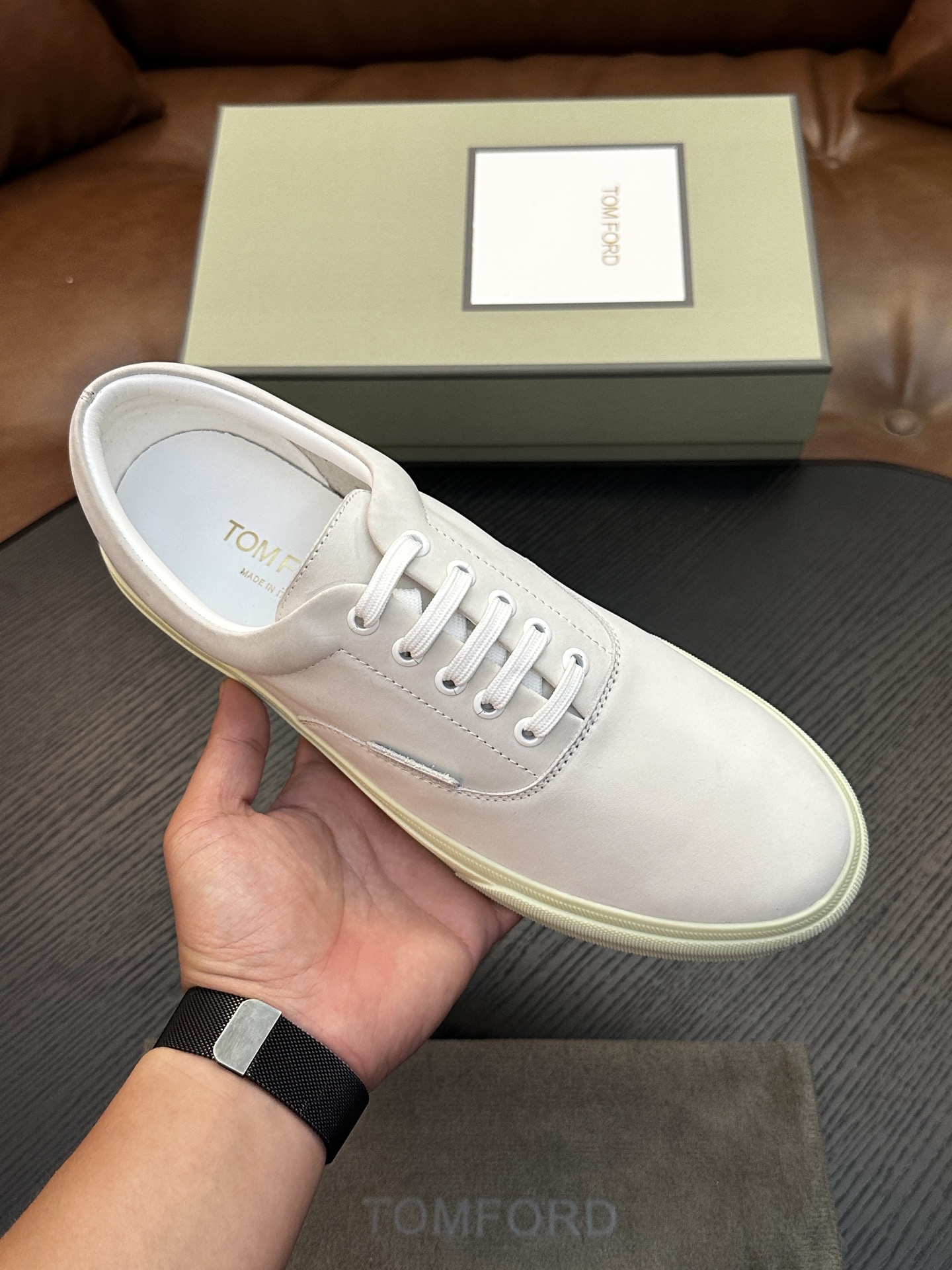 TOM FORD Cambridge 牛皮低帮运动鞋 本款运动鞋采用进口反绒小牛皮、对比边饰、圆头、正面系带、橡胶平底、 TOM FORD Cambridge 牛皮低帮运动鞋 本款运动鞋采用进口反绒小牛皮、对比边饰、圆头、正面系带、橡胶平底、