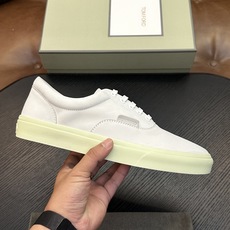 TOM FORD Cambridge 牛皮低帮运动鞋 本款运动鞋采用进口反绒小牛皮、对比边饰、圆头、正面系带、橡胶平底、 TOM FORD Cambridge 牛皮低帮运动鞋 本款运动鞋采用进口反绒小牛皮、对比边饰、圆头、正面系带、橡胶平底、