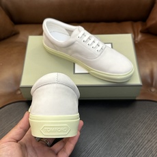 TOM FORD Cambridge 牛皮低帮运动鞋 本款运动鞋采用进口反绒小牛皮、对比边饰、圆头、正面系带、橡胶平底、 TOM FORD Cambridge 牛皮低帮运动鞋 本款运动鞋采用进口反绒小牛皮、对比边饰、圆头、正面系带、橡胶平底、