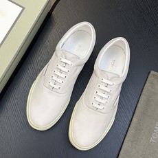 TOM FORD Cambridge 牛皮低帮运动鞋 本款运动鞋采用进口反绒小牛皮、对比边饰、圆头、正面系带、橡胶平底、 TOM FORD Cambridge 牛皮低帮运动鞋 本款运动鞋采用进口反绒小牛皮、对比边饰、圆头、正面系带、橡胶平底、