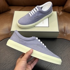 TOM FORD Cambridge 牛皮低帮运动鞋 本款运动鞋采用进口反绒小牛皮、对比边饰、圆头、正面系带、橡胶平底、 TOM FORD Cambridge 牛皮低帮运动鞋 本款运动鞋采用进口反绒小牛皮、对比边饰、圆头、正面系带、橡胶平底、