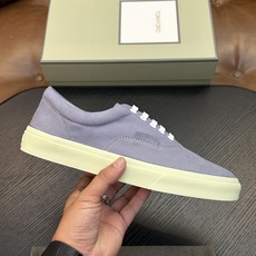 TOM FORD Cambridge 牛皮低帮运动鞋 本款运动鞋采用进口反绒小牛皮、对比边饰、圆头、正面系带、橡胶平底、 TOM FORD Cambridge 牛皮低帮运动鞋 本款运动鞋采用进口反绒小牛皮、对比边饰、圆头、正面系带、橡胶平底、