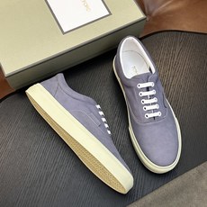 TOM FORD Cambridge 牛皮低帮运动鞋 本款运动鞋采用进口反绒小牛皮、对比边饰、圆头、正面系带、橡胶平底、 TOM FORD Cambridge 牛皮低帮运动鞋 本款运动鞋采用进口反绒小牛皮、对比边饰、圆头、正面系带、橡胶平底、
