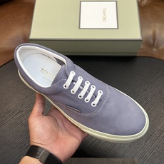 TOM FORD Cambridge 牛皮低帮运动鞋 本款运动鞋采用进口反绒小牛皮、对比边饰、圆头、正面系带、橡胶平底、 TOM FORD Cambridge 牛皮低帮运动鞋 本款运动鞋采用进口反绒小牛皮、对比边饰、圆头、正面系带、橡胶平底、