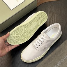 TOM FORD Cambridge 牛皮低帮运动鞋 本款运动鞋采用进口反绒小牛皮、对比边饰、圆头、正面系带、橡胶平底、 TOM FORD Cambridge 牛皮低帮运动鞋 本款运动鞋采用进口反绒小牛皮、对比边饰、圆头、正面系带、橡胶平底、