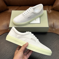 TOM FORD Cambridge 牛皮低帮运动鞋 本款运动鞋采用进口反绒小牛皮、对比边饰、圆头、正面系带、橡胶平底、 TOM FORD Cambridge 牛皮低帮运动鞋 本款运动鞋采用进口反绒小牛皮、对比边饰、圆头、正面系带、橡胶平底、