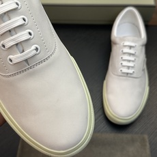 TOM FORD Cambridge 牛皮低帮运动鞋 本款运动鞋采用进口反绒小牛皮、对比边饰、圆头、正面系带、橡胶平底、 TOM FORD Cambridge 牛皮低帮运动鞋 本款运动鞋采用进口反绒小牛皮、对比边饰、圆头、正面系带、橡胶平底、