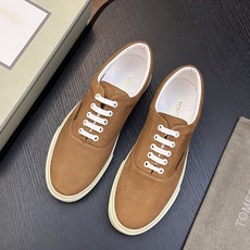 TOM FORD Cambridge 牛皮低帮运动鞋 本款运动鞋采用进口反绒小牛皮、对比边饰、圆头、正面系带、橡胶平底、 TOM FORD Cambridge 牛皮低帮运动鞋 本款运动鞋采用进口反绒小牛皮、对比边饰、圆头、正面系带、橡胶平底、