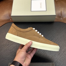 TOM FORD Cambridge 牛皮低帮运动鞋 本款运动鞋采用进口反绒小牛皮、对比边饰、圆头、正面系带、橡胶平底、 TOM FORD Cambridge 牛皮低帮运动鞋 本款运动鞋采用进口反绒小牛皮、对比边饰、圆头、正面系带、橡胶平底、