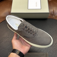 TOM FORD Cambridge 牛皮低帮运动鞋 本款运动鞋采用进口反绒小牛皮、对比边饰、圆头、正面系带、橡胶平底、 TOM FORD Cambridge 牛皮低帮运动鞋 本款运动鞋采用进口反绒小牛皮、对比边饰、圆头、正面系带、橡胶平底、