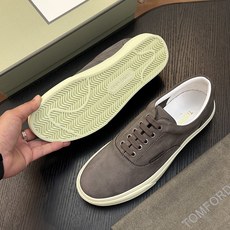 TOM FORD Cambridge 牛皮低帮运动鞋 本款运动鞋采用进口反绒小牛皮、对比边饰、圆头、正面系带、橡胶平底、 TOM FORD Cambridge 牛皮低帮运动鞋 本款运动鞋采用进口反绒小牛皮、对比边饰、圆头、正面系带、橡胶平底、