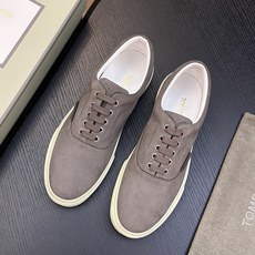 TOM FORD Cambridge 牛皮低帮运动鞋 本款运动鞋采用进口反绒小牛皮、对比边饰、圆头、正面系带、橡胶平底、 TOM FORD Cambridge 牛皮低帮运动鞋 本款运动鞋采用进口反绒小牛皮、对比边饰、圆头、正面系带、橡胶平底、