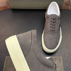 TOM FORD Cambridge 牛皮低帮运动鞋 本款运动鞋采用进口反绒小牛皮、对比边饰、圆头、正面系带、橡胶平底、 TOM FORD Cambridge 牛皮低帮运动鞋 本款运动鞋采用进口反绒小牛皮、对比边饰、圆头、正面系带、橡胶平底、