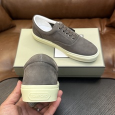 TOM FORD Cambridge 牛皮低帮运动鞋 本款运动鞋采用进口反绒小牛皮、对比边饰、圆头、正面系带、橡胶平底、 TOM FORD Cambridge 牛皮低帮运动鞋 本款运动鞋采用进口反绒小牛皮、对比边饰、圆头、正面系带、橡胶平底、