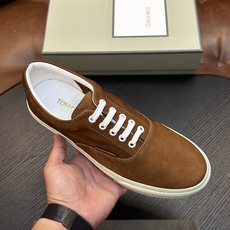 TOM FORD Cambridge 牛皮低帮运动鞋 本款运动鞋采用进口反绒小牛皮、对比边饰、圆头、正面系带、橡胶平底、 TOM FORD Cambridge 牛皮低帮运动鞋 本款运动鞋采用进口反绒小牛皮、对比边饰、圆头、正面系带、橡胶平底、