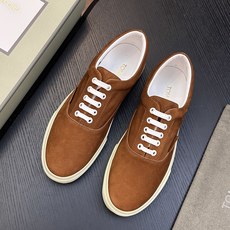 TOM FORD Cambridge 牛皮低帮运动鞋 本款运动鞋采用进口反绒小牛皮、对比边饰、圆头、正面系带、橡胶平底、 TOM FORD Cambridge 牛皮低帮运动鞋 本款运动鞋采用进口反绒小牛皮、对比边饰、圆头、正面系带、橡胶平底、
