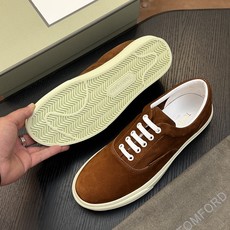 TOM FORD Cambridge 牛皮低帮运动鞋 本款运动鞋采用进口反绒小牛皮、对比边饰、圆头、正面系带、橡胶平底、 TOM FORD Cambridge 牛皮低帮运动鞋 本款运动鞋采用进口反绒小牛皮、对比边饰、圆头、正面系带、橡胶平底、