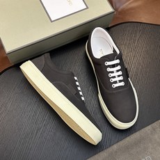 TOM FORD Cambridge 牛皮低帮运动鞋 本款运动鞋采用进口反绒小牛皮、对比边饰、圆头、正面系带、橡胶平底、 TOM FORD Cambridge 牛皮低帮运动鞋 本款运动鞋采用进口反绒小牛皮、对比边饰、圆头、正面系带、橡胶平底、