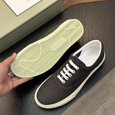 TOM FORD Cambridge 牛皮低帮运动鞋 本款运动鞋采用进口反绒小牛皮、对比边饰、圆头、正面系带、橡胶平底、 TOM FORD Cambridge 牛皮低帮运动鞋 本款运动鞋采用进口反绒小牛皮、对比边饰、圆头、正面系带、橡胶平底、