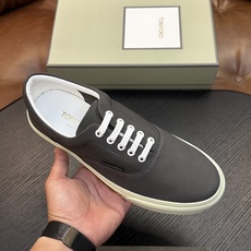 TOM FORD Cambridge 牛皮低帮运动鞋 本款运动鞋采用进口反绒小牛皮、对比边饰、圆头、正面系带、橡胶平底、 TOM FORD Cambridge 牛皮低帮运动鞋 本款运动鞋采用进口反绒小牛皮、对比边饰、圆头、正面系带、橡胶平底、