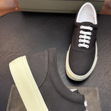 TOM FORD Cambridge 牛皮低帮运动鞋 本款运动鞋采用进口反绒小牛皮、对比边饰、圆头、正面系带、橡胶平底、 TOM FORD Cambridge 牛皮低帮运动鞋 本款运动鞋采用进口反绒小牛皮、对比边饰、圆头、正面系带、橡胶平底、